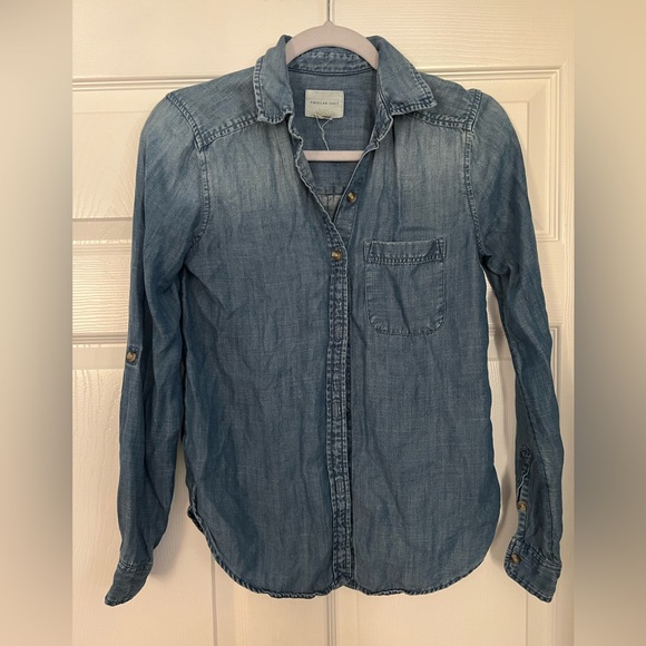American Eagle Outfitters Tops - Women’s American Eagle long sleeve button up denim shirt sz small